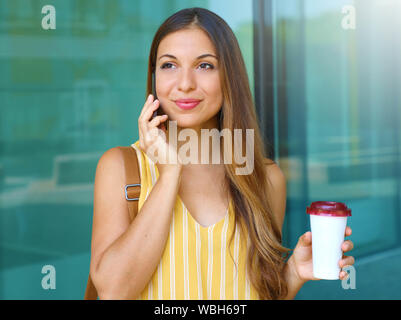 Business woman einen Kaffee beim Telefonieren mit dem Handy im Freien. Stockfoto