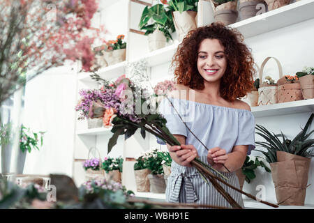 Lachend attraktive kurzhaarige Frau mit breiten Grinsen Stockfoto