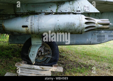 Verrottende Flugzeuge: UB-16-57U Raketenwerfer auf einer verrottet MiG 21 Stockfoto