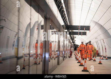 Eine Plattform für die neuen Elizabeth in Whitechapel station in East London wie die neuesten Entwicklungen in der Crossrail Projekt weiter Fortschritte. Stockfoto