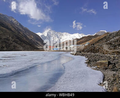 Majestätische Gipfel des Cho Oyu (8188 m) vom Ufer des Gokyo See; Sagarmatha Nationalpark, Nepal Stockfoto