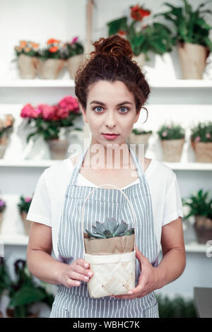 Attraktive junge Dame mit Brötchen auf dem Kopf tragen saftige Stockfoto