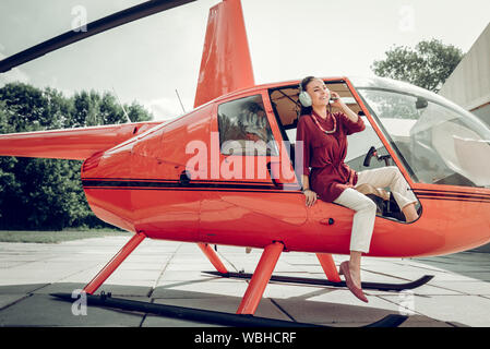 Geschäftsfrau tragen beige Hose lassen wenig privaten Hubschrauber Stockfoto