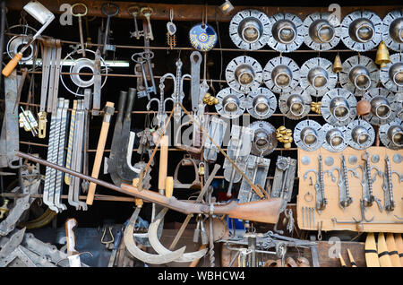 Werkzeugkasten. Toolset mit innenfächer Schlüssel, Ringschlüssel, Hammer, Zange, Schrauben, Schrauben, Draht, Messer, Axt Stockfoto