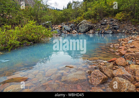 Blaue Feder in die Berge, die Quelle des crystal Reines, natürliches Wasser; Beginn der Fluss Stockfoto