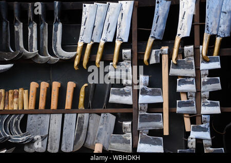 Werkzeugkasten. Toolset mit innenfächer Schlüssel, Ringschlüssel, Hammer, Zange, Schrauben, Schrauben, Draht, Messer, Axt Stockfoto