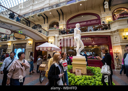 Moskau, Russland - August 2, 2019: Gummi, eine lang etablierte, 3-stöckigen Shopping Arkade mit einer halbrunden Glas dach & internationalen Marken in Nikolskaya Stockfoto