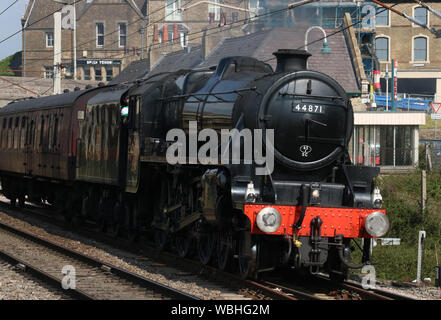 Stanier Black Five erhaltene Dampflok 44871 durch Carnforth auf der West Coast Main Line am 26. August 2019. Stockfoto