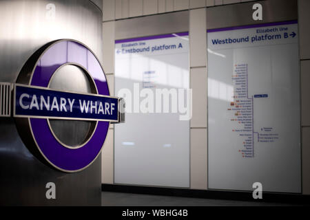 Canary Wharf Schilder an der richtigen Stelle auf der Plattform der neuen Elizabeth Line in Canary Wharf Station in London, da die Crossrail Projekt entwickelt sich weiter. Stockfoto