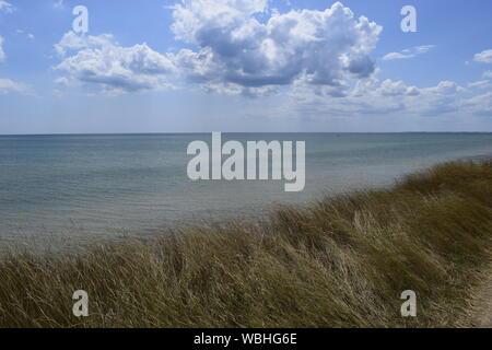 Die steilen Ufer des Meeres in der Steppe. Gras Landschaft in der Nähe der Marine in der Nähe Meer. Schöne Landschaft. Reisen Hintergrund. Stockfoto