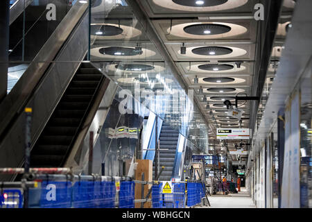 Eine der Plattformen für den neuen Elizabeth Line am Bahnhof Paddington in London, die neuesten Entwicklungen in der Crossrail Projekt weiter Fortschritte. Stockfoto