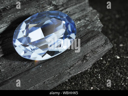 Facettierte blau Schmuck Edelstein Saphir auf schwarzem Hintergrund Stockfoto