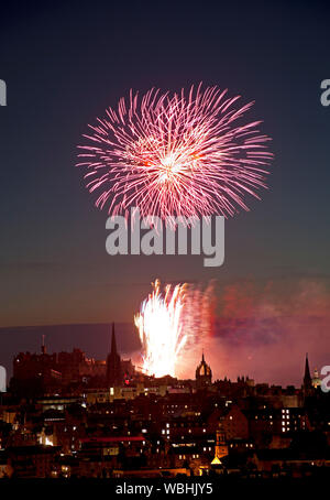 Edinburgh, Schottland, Großbritannien. 26 August, 2019. Die jährlichen Virgin Money Feuerwerk Konzert, die das Ende der Edinburgh International Festival Markierungen, Stockfoto