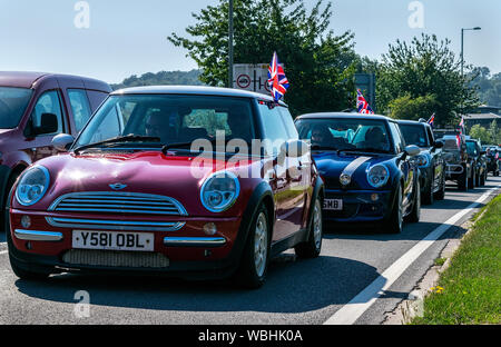 Die Mini Kavalkade von 60 Autos, feiert 60 Jahre die Herstellung der Mini in all seinen verschiedenen Formen, wie Sie rund um Oxford gereist Stockfoto