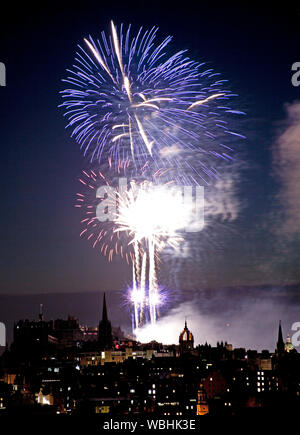 Edinburgh, Schottland, Großbritannien. 26 August, 2019. Die jährlichen Virgin Money Feuerwerk Konzert, die das Ende der Edinburgh International Festival Markierungen, Stockfoto