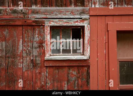 Verwitterte roter Farbe und zerbrochene Fenster sind eine gemeinsame Website auf Scheunen in Vermont. Stockfoto