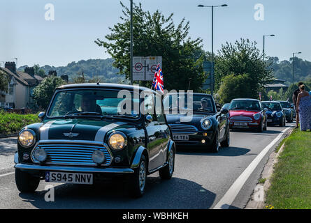 Die Mini Kavalkade von 60 Autos, feiert 60 Jahre die Herstellung der Mini in all seinen verschiedenen Formen, wie Sie rund um Oxford gereist Stockfoto