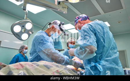 Chirurgen im Operationssaal während der Operation Stockfoto
