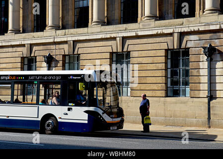 Bus bis zu männlichen Passagier auf Alfred Gelder Straße, Hull, East Yorkshire, England UK pick Stockfoto