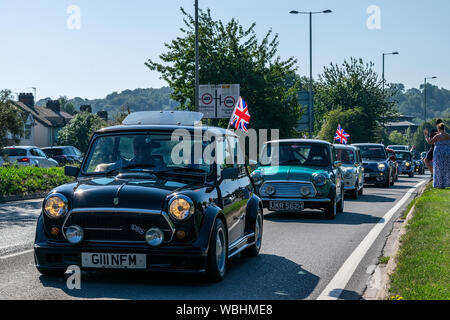 Die Mini Kavalkade von 60 Autos, feiert 60 Jahre die Herstellung der Mini in all seinen verschiedenen Formen, wie Sie rund um Oxford gereist Stockfoto