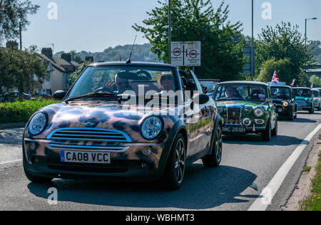 Die Mini Kavalkade von 60 Autos, feiert 60 Jahre die Herstellung der Mini in all seinen verschiedenen Formen, wie Sie rund um Oxford gereist Stockfoto