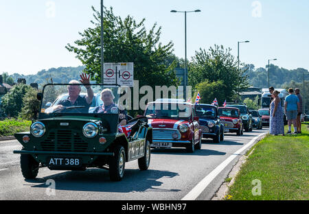 Die Mini Kavalkade von 60 Autos, feiert 60 Jahre die Herstellung der Mini in all seinen verschiedenen Formen, wie Sie rund um Oxford gereist Stockfoto