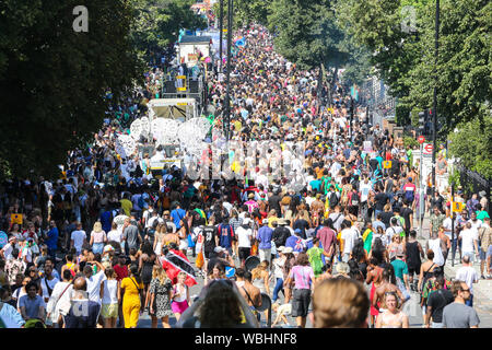 Notting Hill. London, Großbritannien. 26 Aug, 2019. Über eine Million revellers nehmen an der 2019 Notting Hill Carnival, Europas größtem Straßenfest und eine Feier der Karibischen Traditionen und kulturellen Vielfalt der Hauptstadt. Credit: Dinendra Haria/Alamy leben Nachrichten Stockfoto