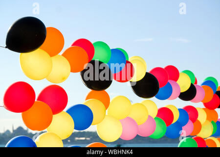Hintergrund der Lila, Blau, Rosa und Grün Luftballons. Bunte Luftballons Hintergrund. Istanbul. Stockfoto
