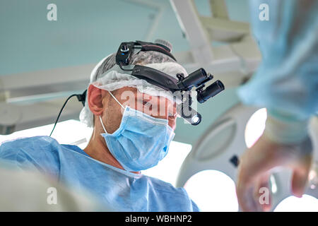 Chirurgen im Operationssaal während der Operation Stockfoto
