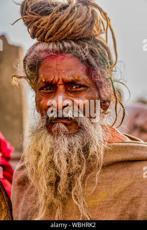 Barsana, Indien - 23. Februar 2018 - der alte Mann mit dem grauen Bart und top-knot während Holi Festival Stockfoto