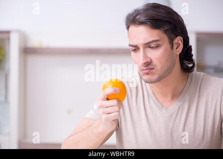 Der junge Mann leidet unter Allergien Stockfoto