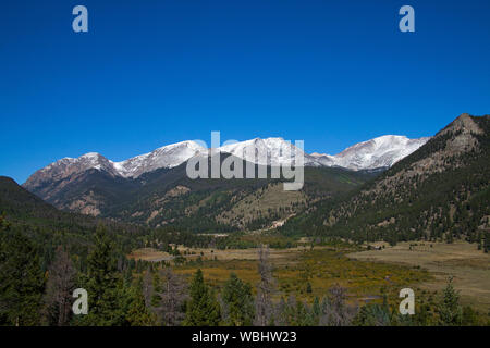 Hufeisen Park mit Schnee bedeckte Berge in die Mumie über Rocky Mountain Nationalpark Colorado USA Stockfoto