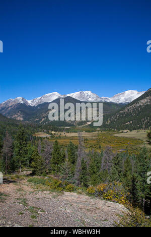 Hufeisen Park mit Schnee bedeckte Berge in die Mumie über Rocky Mountain Nationalpark Colorado USA Stockfoto