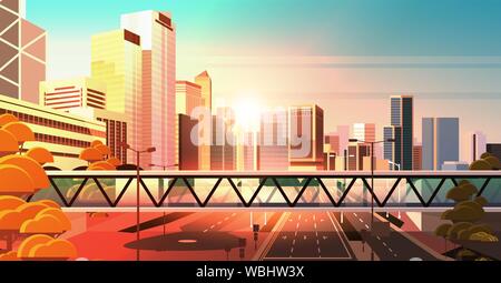 Fußgängerbrücke über die Autobahn Asphaltstraße mit markierungspfeile Verkehrszeichen Skyline der Stadt moderne Wolkenkratzer das Stadtbild Sonnenuntergang Hintergrund waagrechten Stock Vektor