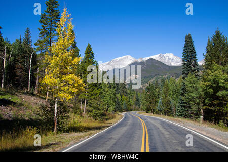 Straße durch Hufeisen Park mit dem mountans von Chiquita und Ypsilon in die Mumie über Rocky Mountain Nationalpark Colorado USA Stockfoto