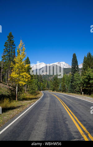 Straße durch Hufeisen Park mit dem mountans von Chiquita und Ypsilon in die Mumie über Rocky Mountain Nationalpark Colorado USA Stockfoto