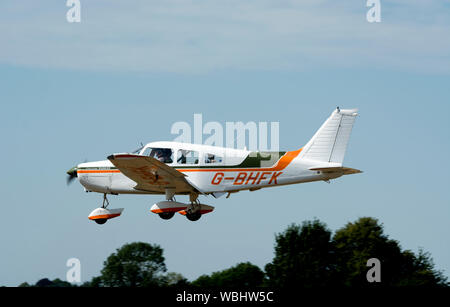 Piper PA -28-151 Cherokee Krieger Landung am Flugplatz Wellesbourne, Warwickshire, England, UK (G-BHFK) Stockfoto