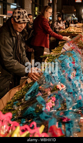 New York City, New York, Feb 14, 2018: Mann kauft Blumen zum Valentinstag von Straßenhändler in New York City Stockfoto