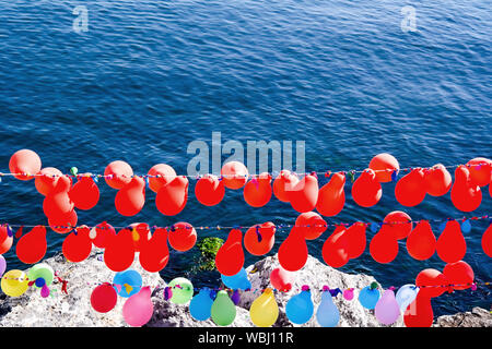 Hintergrund der roten Ballons. Bunte Luftballons Hintergrund. Istanbul. Stockfoto