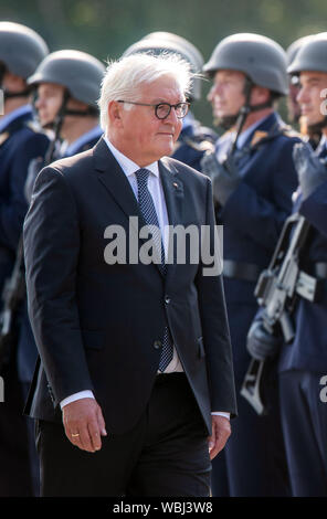 Cammin, Deutschland. 27 Aug, 2019. Bundespräsident Dr. Frank-Walter Steinmeier besucht die Luftwaffe und Spaziergänge entlang der ehrenamtlichen Bildung. Steinmeier informiert sich über die Aufgaben und Funktionen der Flugabwehr Raketen Gruppe 21 mit etwa 550 Soldaten. Als Teil der integrierten air defence system, der Verein trägt zum Schutz des Luftraums mit der Patriot bodengebundenen Luftverteidigung. Credit: Jens BŸttner/dpa-Zentralbild/dpa/Alamy leben Nachrichten Stockfoto