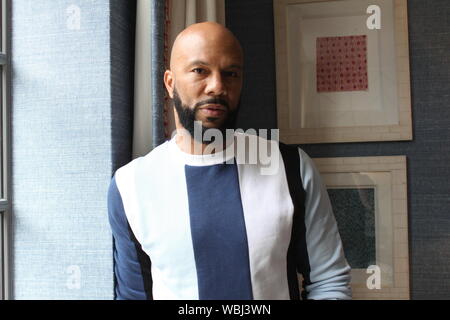 London, Großbritannien. 02 Juli, 2019. US-Rapper Common steht in einem Hotel. Sein neues Album "Let Love' wird am 30. August veröffentlicht. US-Rapper Common (ICH LIEBE SIE" verwendet) ist auch sehr mit anderen Dingen beschäftigt - als Schauspieler, Autor, Aktivist und Lautsprecher. Bei der Herstellung von seinem neuen Album 'Liebe', der 47-Jährige war in der Lage, voll und ganz auf die Musik zu konzentrieren. (Zu dpa' neues Album 'Liebe' - US-Rapper Common Wetten auf Liebe') Credit: Philip Dethlefs/dpa/Alamy leben Nachrichten Stockfoto