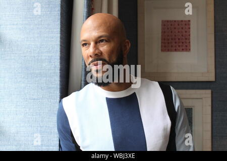 London, Großbritannien. 02 Juli, 2019. US-Rapper Common steht in einem Hotel. Sein neues Album "Let Love' wird am 30. August veröffentlicht. US-Rapper Common (ICH LIEBE SIE" verwendet) ist auch sehr mit anderen Dingen beschäftigt - als Schauspieler, Autor, Aktivist und Lautsprecher. Bei der Herstellung von seinem neuen Album 'Liebe', der 47-Jährige war in der Lage, voll und ganz auf die Musik zu konzentrieren. (Zu dpa' neues Album 'Liebe' - US-Rapper Common Wetten auf Liebe') Credit: Philip Dethlefs/dpa/Alamy leben Nachrichten Stockfoto