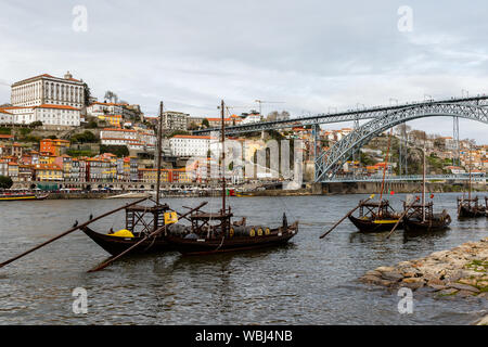 Portwein Boote auf dem Fluss Douro mit Dom Luis I Brücke und der Altstadt Hintergrund, in Ribeira, Porto, Portugal Stockfoto