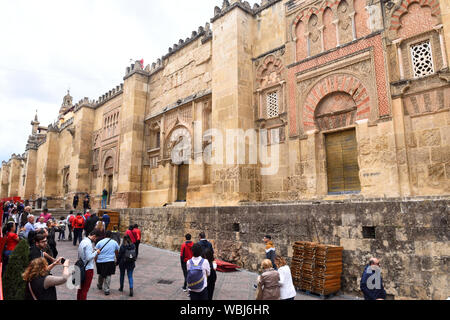 Touristen vor der Fassade von San Ildefonso und Postigo, Frau de Palacio, maurische Fassade der Großen Moschee in Cordoba, Andalusien, Spanien Stockfoto