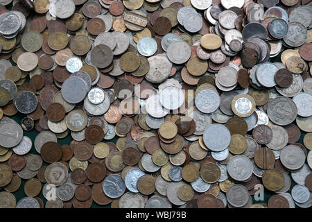 Altes türkisches Geld an der antiken Boutique in Istanbul, Türkei. Stockfoto