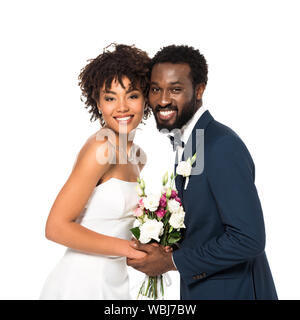 Happy african american Braut und Bräutigam holding Bouquet und Kamera isoliert auf weißem Stockfoto