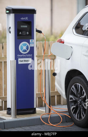 Treiber kostenlos ihre Fahrzeuge mit Elektro- und Hybridantrieb an der Princes Street elektrische Ladestation, einer von drei solche Stationen in der Stadt, in Dundee, Schottland, am 14. August 2019. Stockfoto