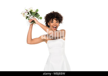 Afrikanische amerikanische Braut, werfen, Strauß und Kamera isoliert auf weißem aufgeregt Stockfoto