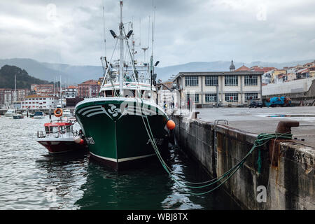 Angeln Boot an Bermeo Port, Barco en El Puerto de Bermeo Stockfoto