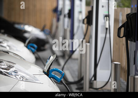 Elektrofahrzeug taxis Aufladen an der Princes Street elektrische Ladestation, einer von drei solche Stationen in der Stadt, in Dundee, Schottland, am 14. August 2019. Stockfoto